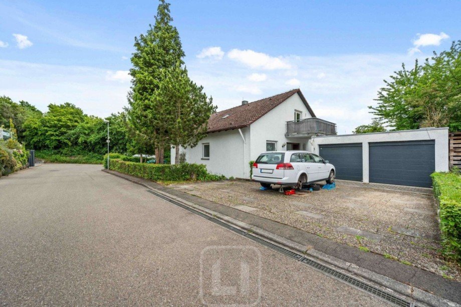 2 Stellpl�tze vor der Garage Zweifamilienhaus Calw
