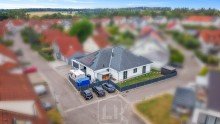 S�d-West Ansicht Familienfreundlicher Bungalow mit Pool | 2 Etagen | Doppelgarage & Stellpl�tze
