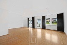 Ausgang zum S�dbalkon Lichtdurchflutete Maisonette-Whg. mit 115 m� Wohnfl�che + 42 m� im DG | S�dbalkon | Garage