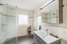 Badezimmer mit Waschbecken,... Moderne 3-Zi-Wohnung in Nufringen | 1. OG | S�dbalkon | Garage | Neu: EBK, Bad, Fenster und B�den
