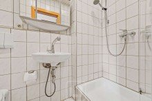 G�ste-Bad mit Dusche Eindrucksvolles Wohnensemble | Hochwertige 5-Zimmer-Wohnung | EBK & Lift | Balkon | Garage