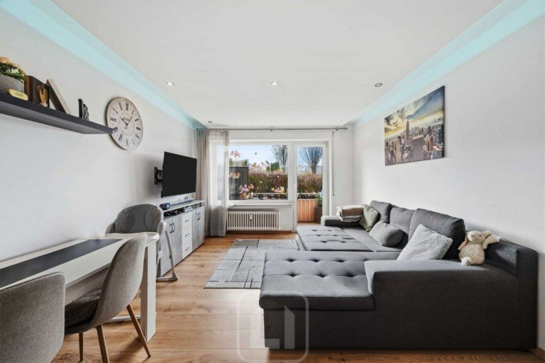 Wohn-/Essbereich mit Zugang Balkon Calw Wohnung Modernisierte 3-Zimmer-Wohnung & Hobbyraum mit Duschbad | Balkon, Stellplatz & Gemeinschaftsgarten