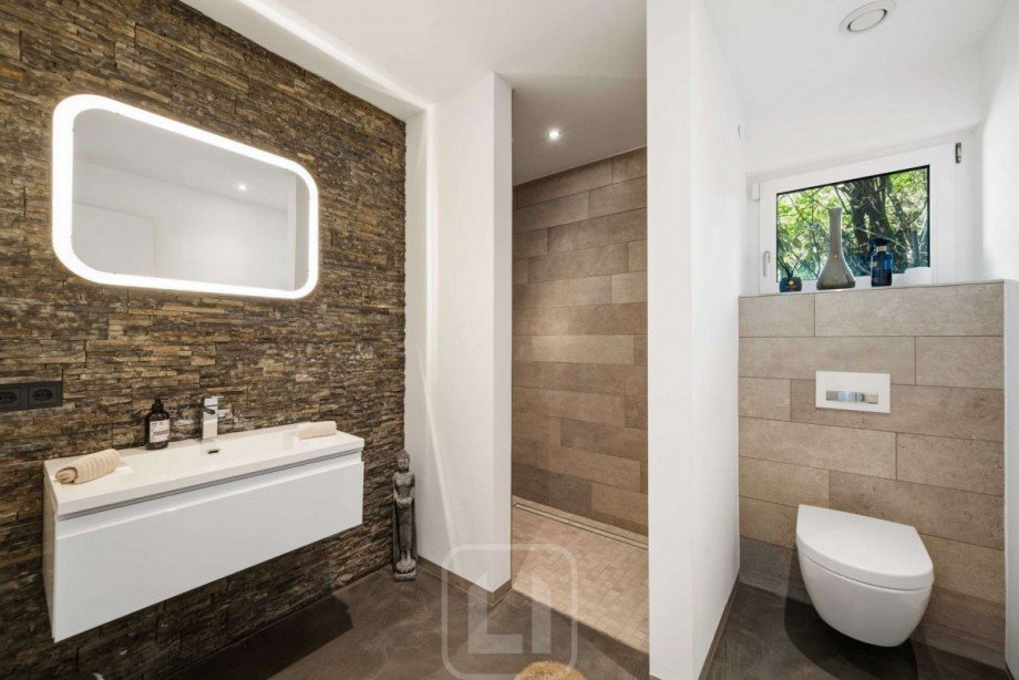 Badezimmer mit Walk-in-Dusche Einfamilienhaus Pforzheim