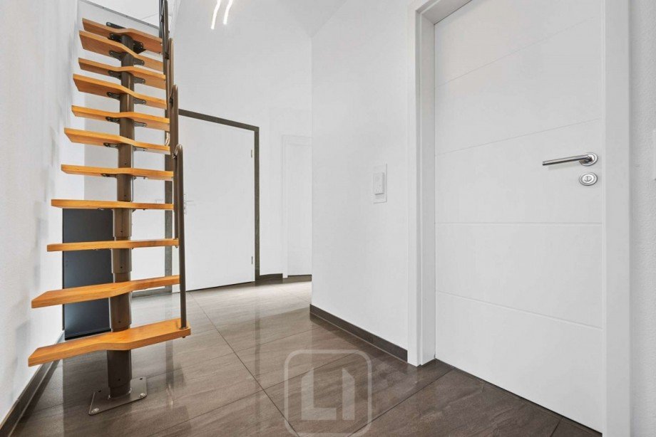 Gro�z�giger Eingangsbereich Dachgeschosswohnung Calw