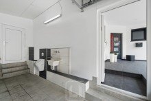 Garage | Zugang Haus und Eingang Familienfreundlicher Bungalow mit Pool | 2 Etagen | Doppelgarage & Stellpl�tze