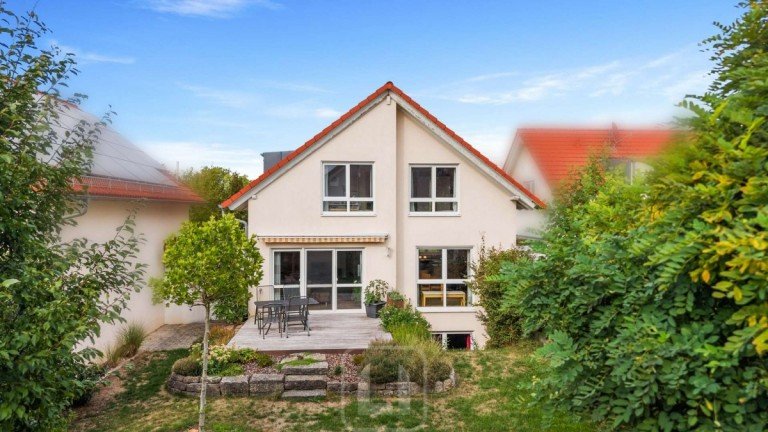 S�dwestansicht G�ufelden Einfamilienhaus Familiengl�ck mit Gartenidylle: 5 Zimmer | Terrasse | Keller | Garage & zwei Stellpl�tze