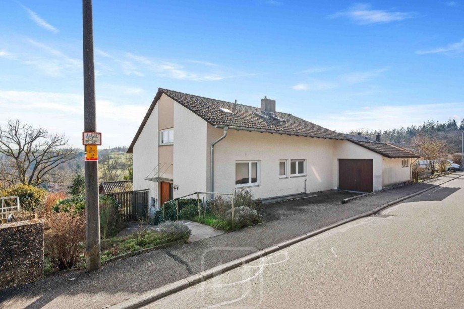 Stra�enansicht Zweifamilienhaus Altensteig