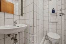 WC & Waschbecken Eindrucksvolles Wohnensemble | Hochwertige 5-Zimmer-Wohnung | EBK & Lift | Balkon | Garage