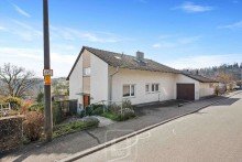Stra�enansicht Zweifamilienwohnhaus voller Charme | Traumhafte Aussicht | Gr�ner Garten | Pure Lebensfreude