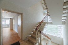 Treppenhaus | Wohnungseingang Moderne 3-Zi-Wohnung in Nufringen | 1. OG | S�dbalkon | Garage | Neu: EBK, Bad, Fenster und B�den