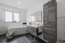 Tageslichtbad | Badewanne Familienfreundlicher Bungalow mit Pool | 2 Etagen | Doppelgarage & Stellpl�tze