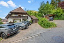 Zahlreiche Stellpl�tze Gepflegtes Mehrfamilienhaus mit 5 Wohneinheiten in ruhiger Wohnlage