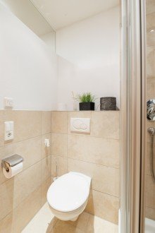 ...Dusche, Waschbecken und WC Architektonisches & energetisches Meisterwerk in Toplage!