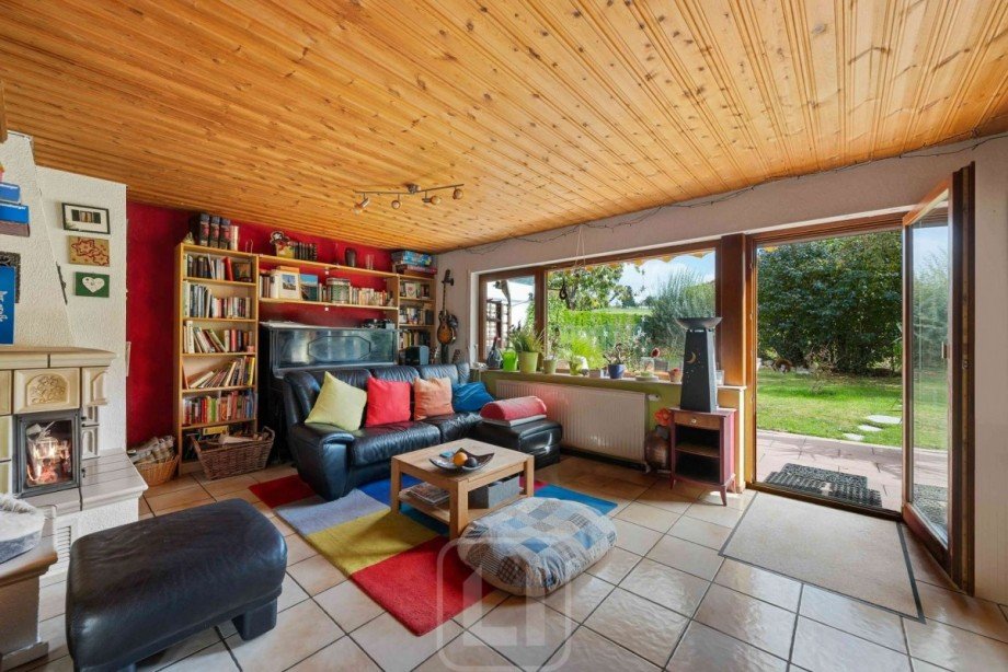 Wohnzimmer | Zugang Terrasse Doppelhaush�lfte Althengstett