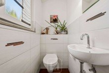 G�ste-WC Wohnen mit Stil & Substanz: Au�ergew�hnlich gepflegtes Zweifamilienhaus mit gro�z�gigem Raumangebot