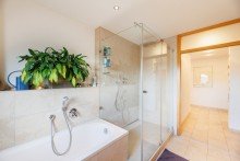 ...Badezimmer mit Badewanne,... Architektonisches & energetisches Meisterwerk in Toplage!