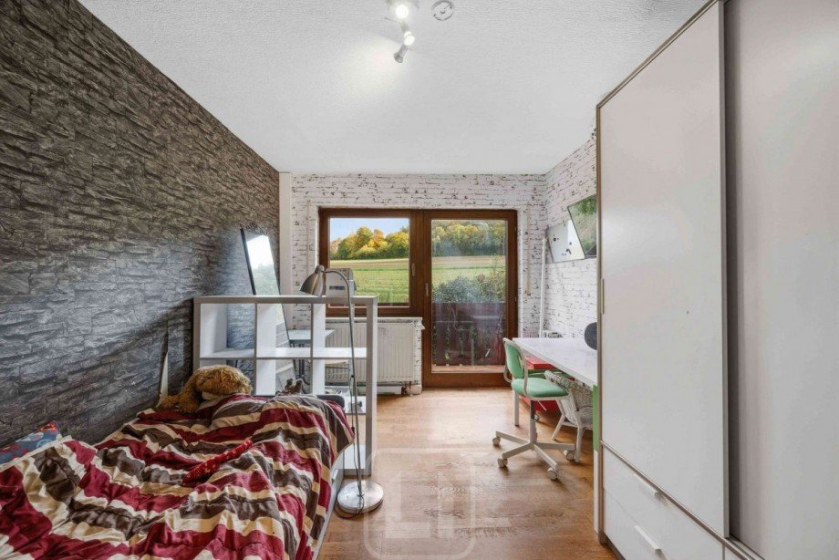 Schlafzimmer 1 | Zugang Balkon Doppelhaush�lfte Althengstett