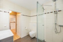 ...Dusche und WC Moderne 3-Zi-Wohnung in Nufringen | 1. OG | S�dbalkon | Garage | Neu: EBK, Bad, Fenster und B�den