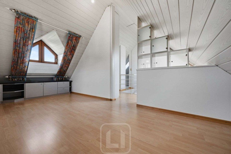 Gro�z�giger Raum inkl. Einbauschr�nken Maisonettewohnung Ehningen