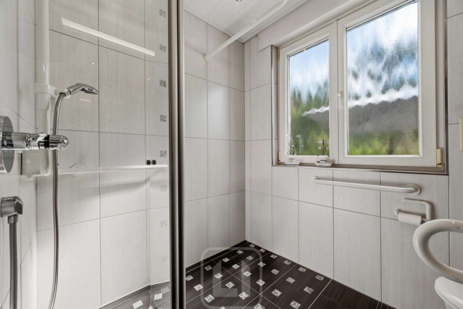 Tageslichtbad mit Dusche Zweifamilienhaus Wildbad