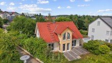 Energieeffizientes Wohnhaus Wohnen mit WOW-Effekt: Exklusives KfW-60-Einfamilienhaus mit Gartenidylle, Glaskamin & W�rmepumpe